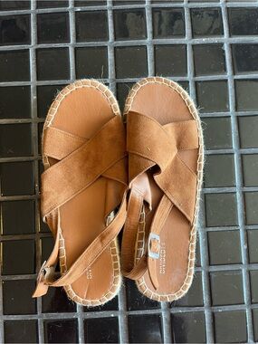 Divided Tan Cross-Strap Espadrille Sandals